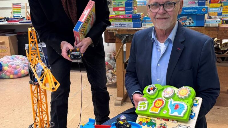 Spendenaktion für Kinder: „Geschenke schenken!“ verteilt Präsente auf dem Moerser Weihnachtsmarkt