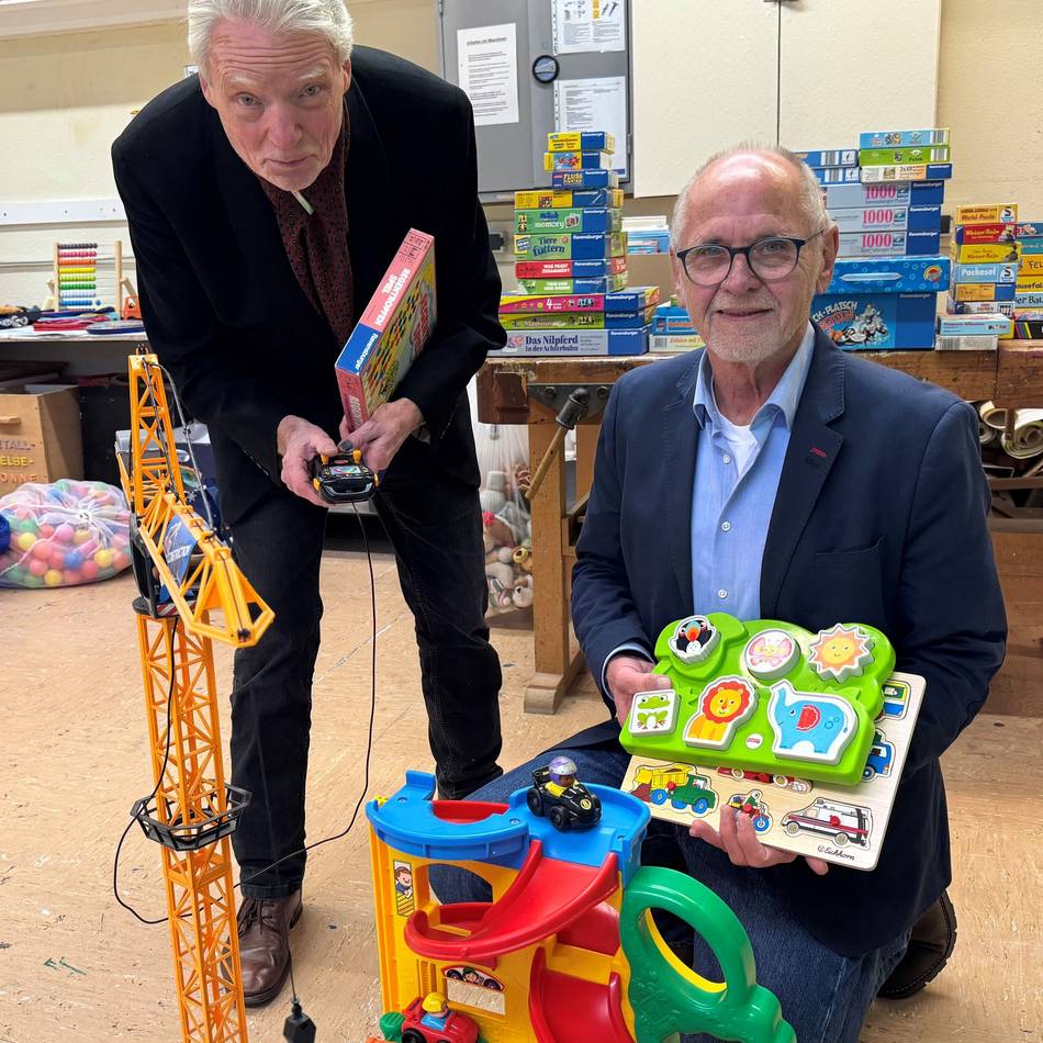 Spendenaktion für Kinder: „Geschenke schenken!“ verteilt Präsente auf dem Moerser Weihnachtsmarkt