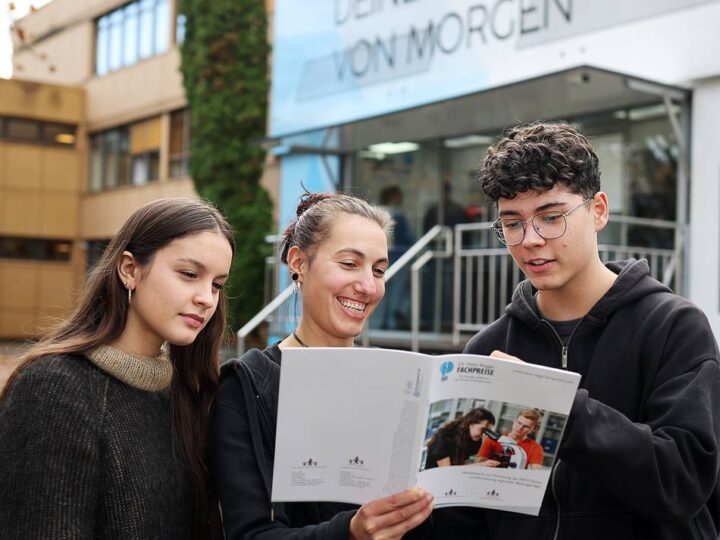Am Konrad-Heresbach-Gymnasium werfen rund 350 Lernende einen Blick in die Zukunft: Auf Zeitreise in einem weißen Truck
