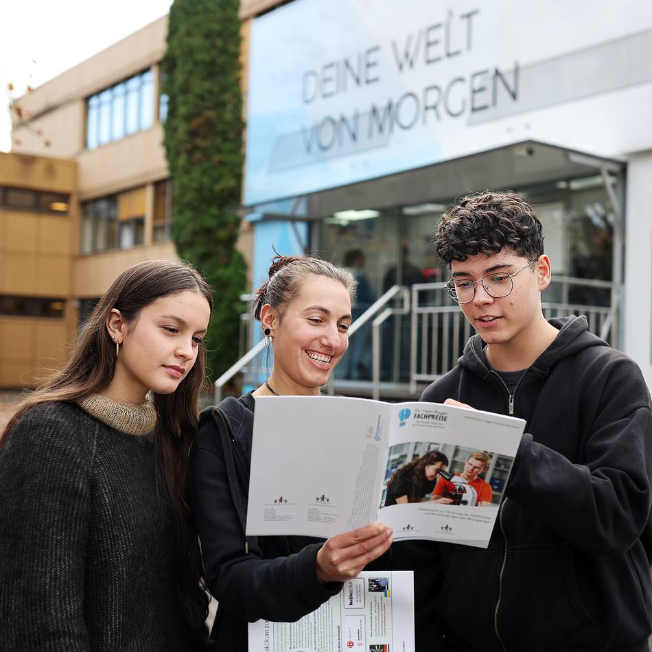 Am Konrad-Heresbach-Gymnasium werfen rund 350 Lernende einen Blick in die Zukunft: Auf Zeitreise in einem weißen Truck