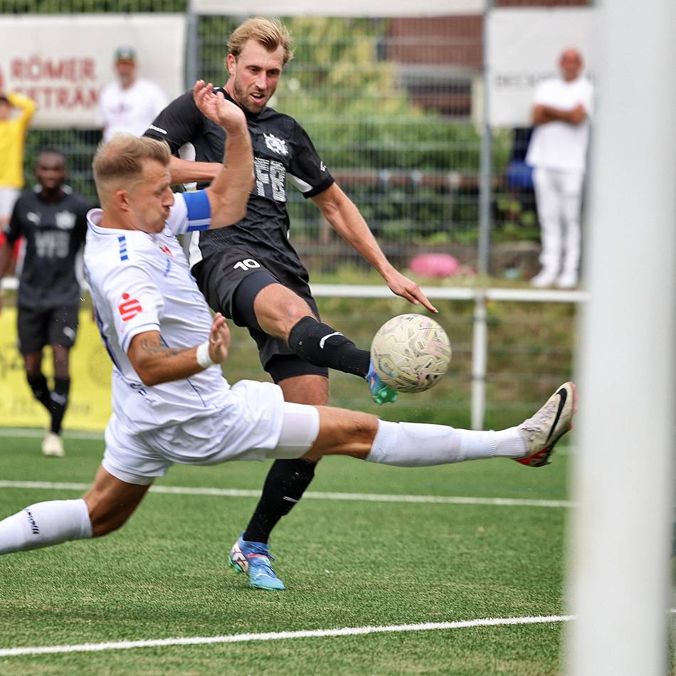 Ratingen 04/19 weiter Tabellenführer: Was Trainer Apfeld dem Remis gegen Homberg abgewinnen kann