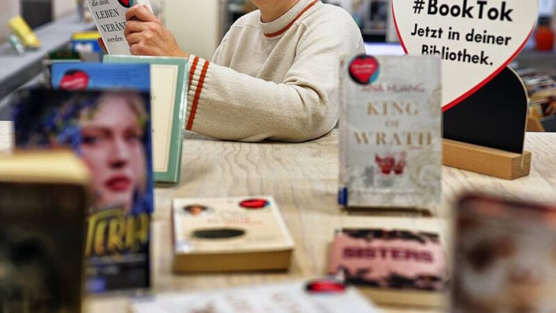 Tiktok-Büchertrend in Mettmann: „Wenn ein Buch auf der Booktok-Liste steht, wollen die Menschen es lesen“