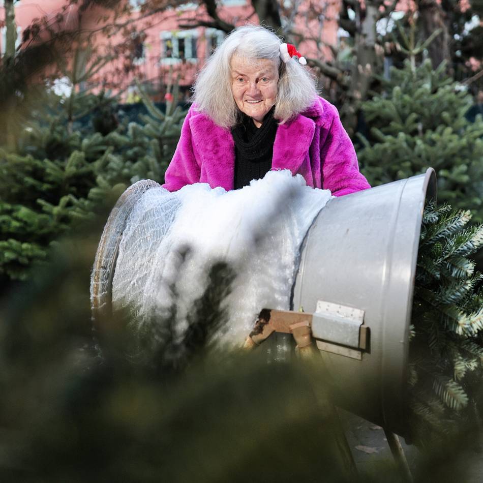 91-jährige Hildenerin verkauft Weihnachtsbäume: Alle Jahre wieder – Bäume von Gerda Grenda