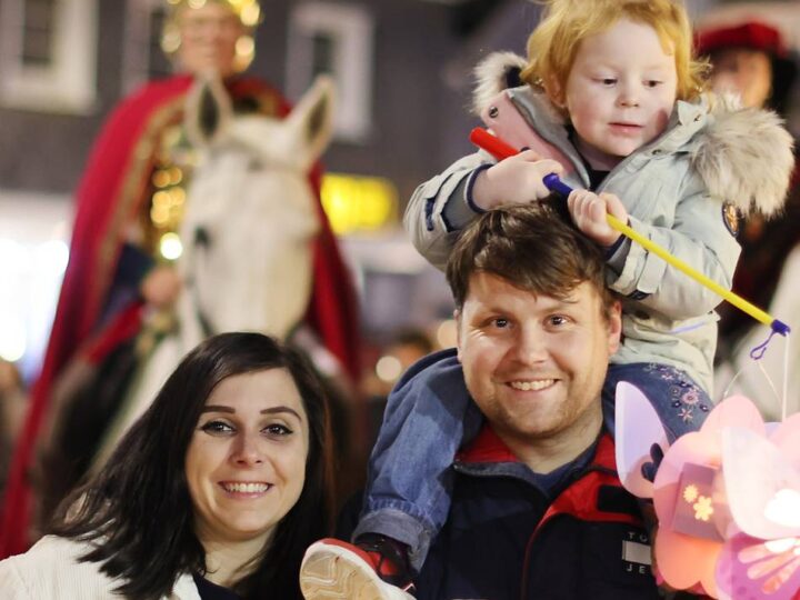 Martinszug in Mettmann: Unterwegs mit Bischof und Bettler