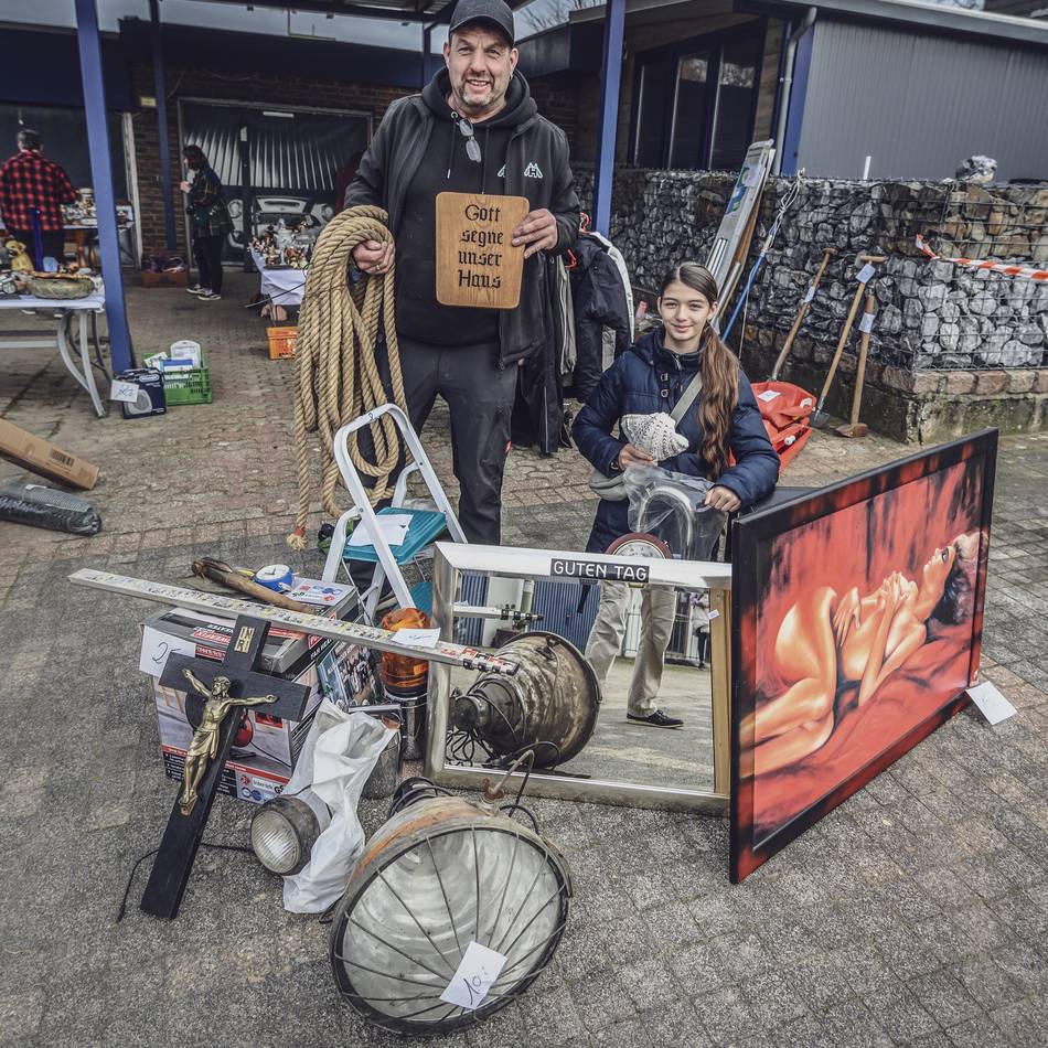 Von Entrümpler Bernd Kluitmann: Zwischen Kiesinger und Kriegshelm – wie der erste Lagerverkauf in Asperden war