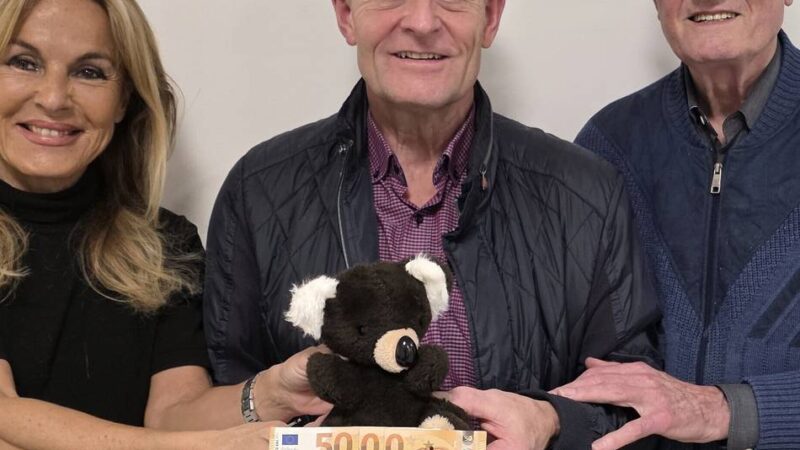 Übergabe im SGL-Zentrum: Langenfelder Uwe Lucke spendet Kinderkrebsklinik 5000 Euro