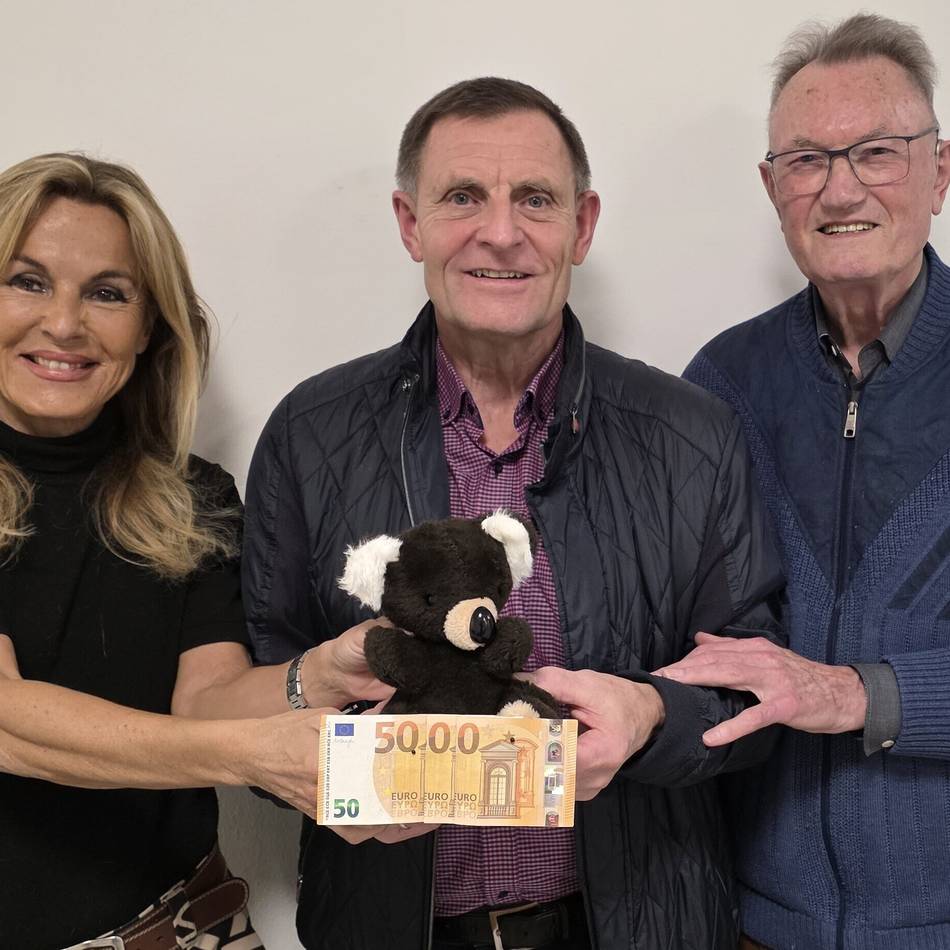 Übergabe im SGL-Zentrum: Langenfelder Uwe Lucke spendet Kinderkrebsklinik 5000 Euro