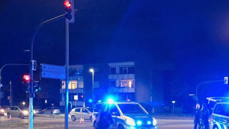 Illegales Rennen in Krefeld: Sportwagenfahrer verletzt Motorrollerfahrer und flüchtet