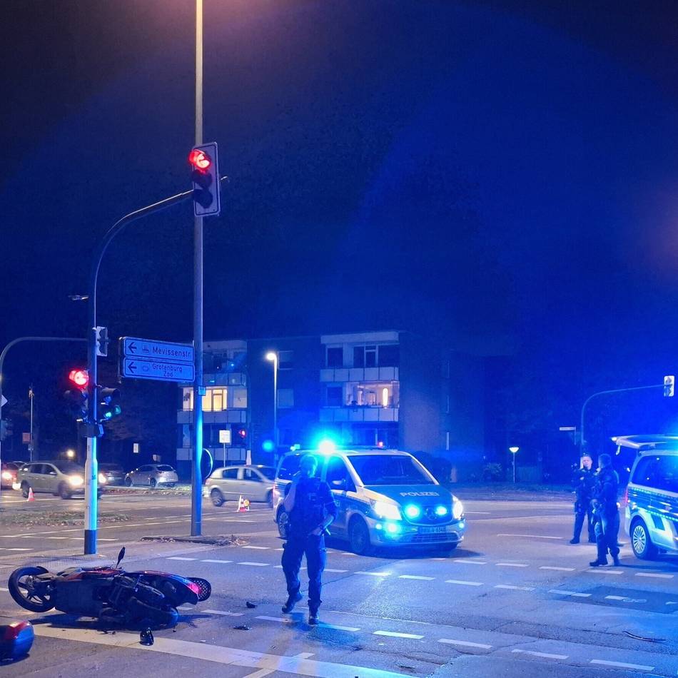Illegales Rennen in Krefeld: Sportwagenfahrer verletzt Motorrollerfahrer und flüchtet