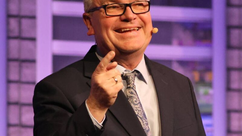 Nach vorzeitigem Abbruch: Jürgen B. Hausmann holt Auftritt in Kleve nach