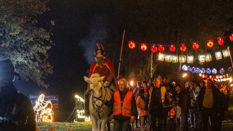 Tradition in Kalkar: Sankt Martin in Hönnepel – 20 Lichterbögen erleuchten den Umzug
