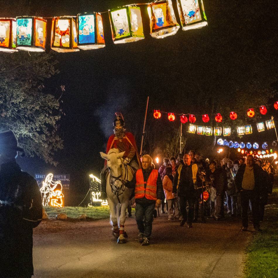 Tradition in Kalkar: Sankt Martin in Hönnepel – 20 Lichterbögen erleuchten den Umzug