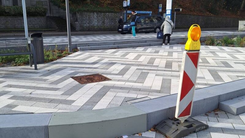 Nach Umgestaltung in Hückeswagen: Am neuen Bahnhofsplatz werden jetzt Mängel beseitigt