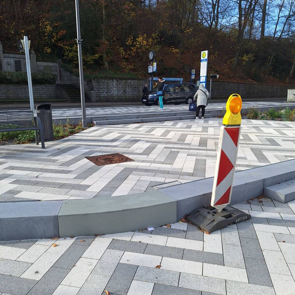 Nach Umgestaltung in Hückeswagen: Am neuen Bahnhofsplatz werden jetzt Mängel beseitigt