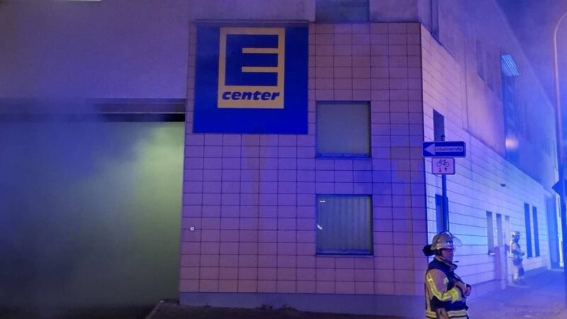Starke Geruchsbelästigung in Krefeld: Feuer bei Edeka in Uerdingen