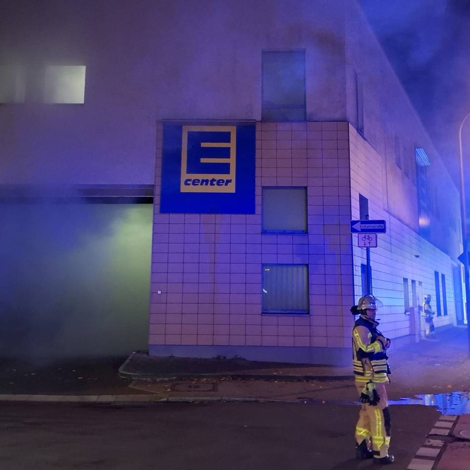 Starke Geruchsbelästigung in Krefeld: Feuer bei Edeka in Uerdingen