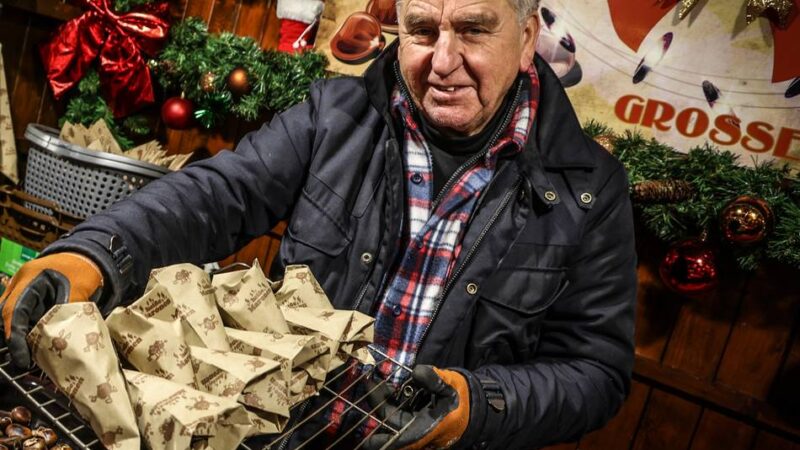 Gleich drei Stände der Familie Klaas auf dem Münsterplatz: Vertraute Nachbarschaft auf dem Neusser Weihnachtsmarkt