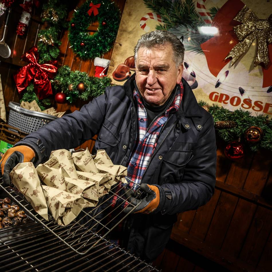 Gleich drei Stände der Familie Klaas auf dem Münsterplatz: Vertraute Nachbarschaft auf dem Neusser Weihnachtsmarkt