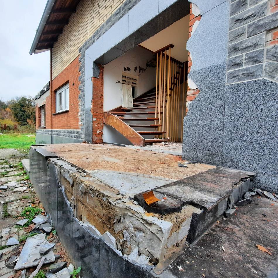 Türen ausgebaut, Keller geflutet: Mietstreit eskaliert – „Horrormieter“ zerstört Haus in Wesel