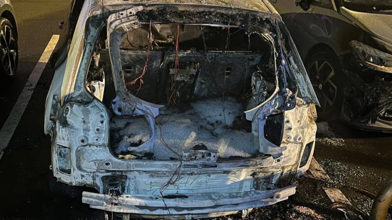 Unbekannte Brandstifter haben es in Mettmann zurzeit auf Autos abgesehen: Fünf Fahrzeuge innerhalb von drei Tagen entflammt