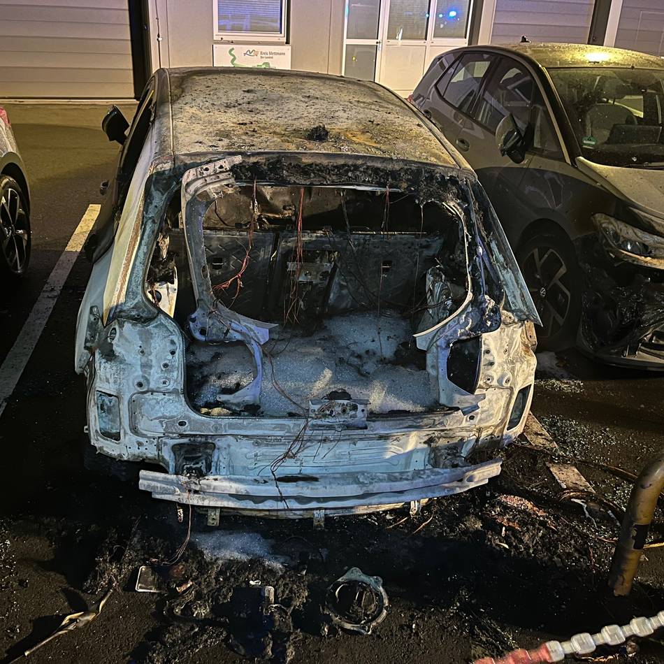Unbekannte Brandstifter haben es in Mettmann zurzeit auf Autos abgesehen: Fünf Fahrzeuge innerhalb von drei Tagen entflammt
