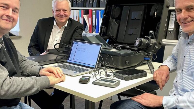 Ausweis beantragen im Seniorenheim: Stadt Grevenbroich geht mit dem „Bürgerkoffer“ jetzt auf Hausbesuch