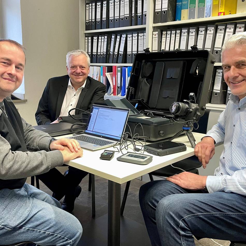 Ausweis beantragen im Seniorenheim: Stadt Grevenbroich geht mit dem „Bürgerkoffer“ jetzt auf Hausbesuch