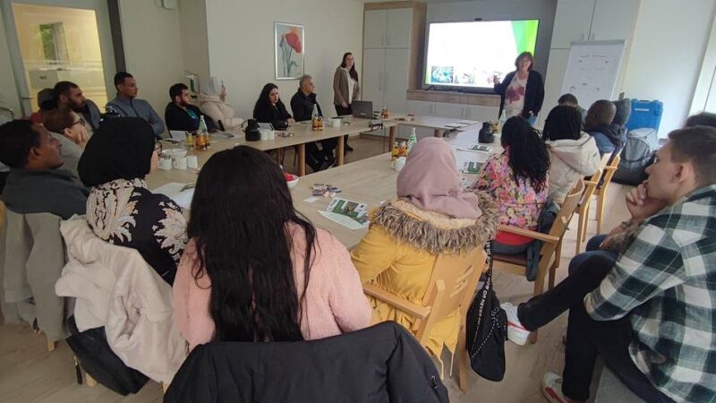 „Integration trifft Fachkräftesicherung“: Menschen mit Migrationshintergrund informieren sich über Pflegeberufe