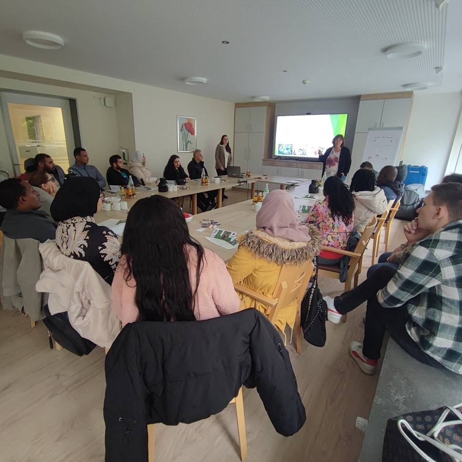 „Integration trifft Fachkräftesicherung“: Menschen mit Migrationshintergrund informieren sich über Pflegeberufe