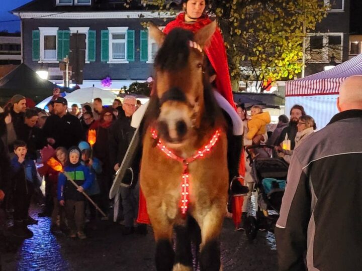 Bunte Laternen in Hückeswagen: Großer Martinszug durch die Stadt