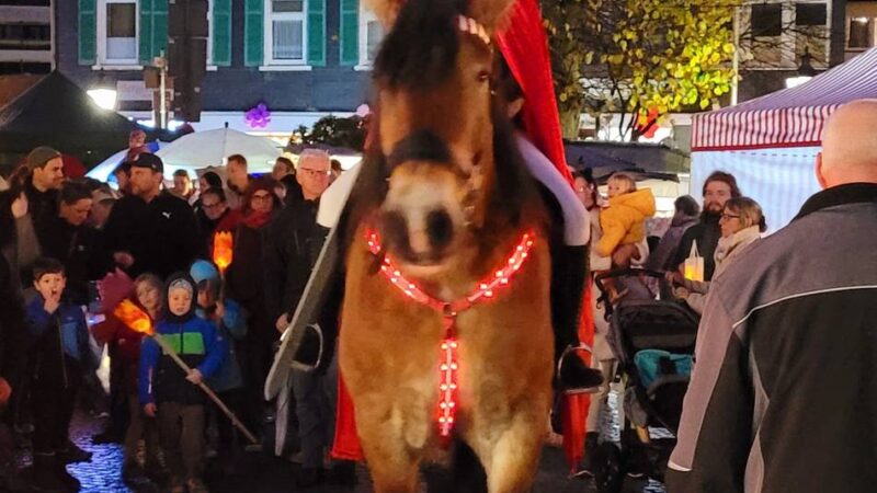 Bunte Laternen in Hückeswagen: Großer Martinszug durch die Stadt