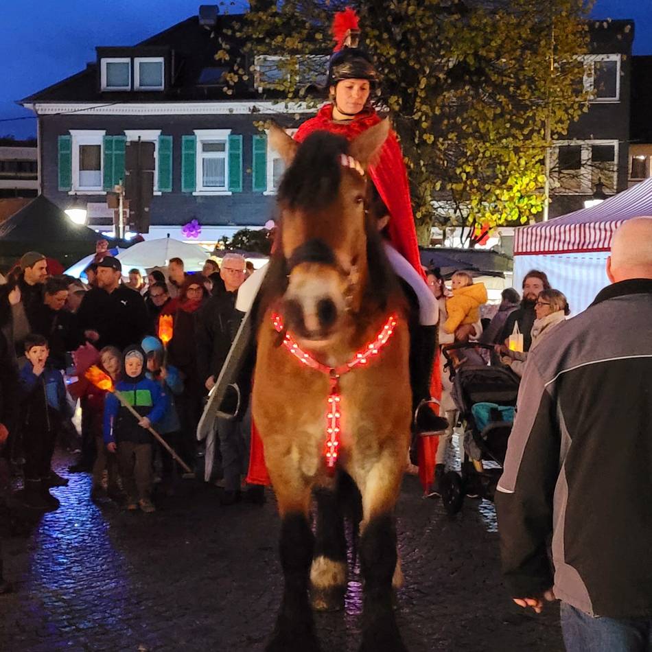 Bunte Laternen in Hückeswagen: Großer Martinszug durch die Stadt