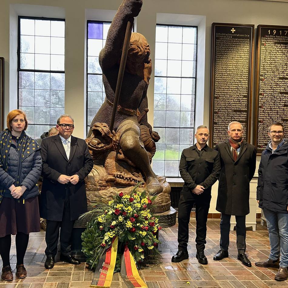 Eröffnungsveranstaltung in der Burg Linn in Krefeld: Ein Raum gegen das Vergessen