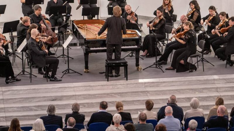 Fabian Müller dirigiert in Neuss: Mozart neu entdecken mit der Deutschen Kammerakademie