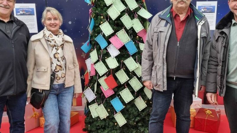 Weihnachtswunschbäume in Grevenbroich: 300 Wünsche warten auf ihre Erfüllung