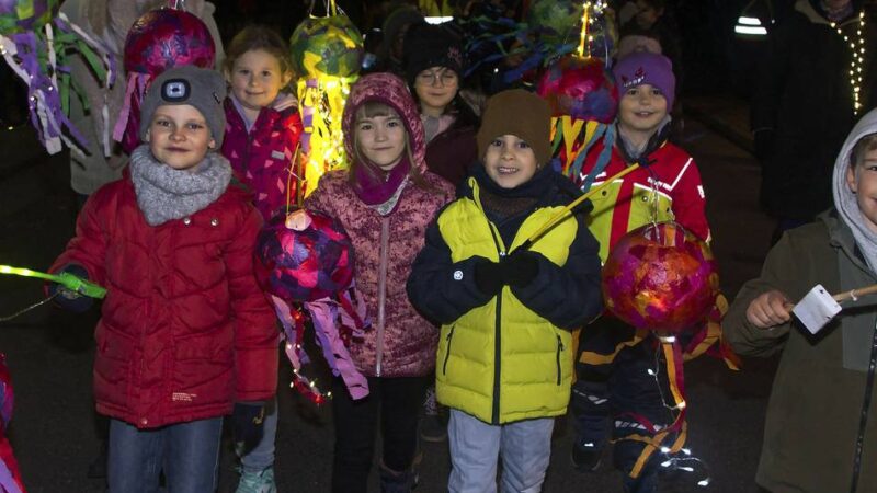 Mantelteilung am Marienstift: So schön war der Alpener Sankt-Martinszug
