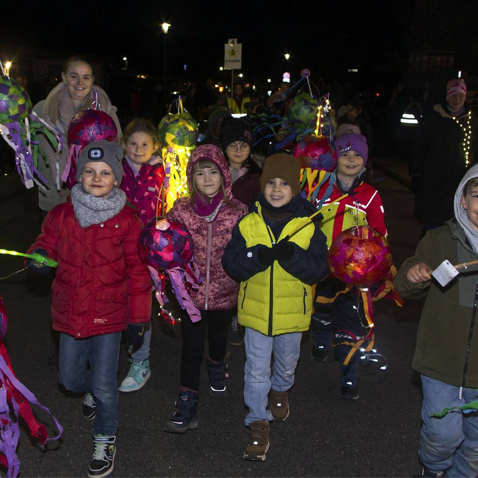 Mantelteilung am Marienstift: So schön war der Alpener Sankt-Martinszug