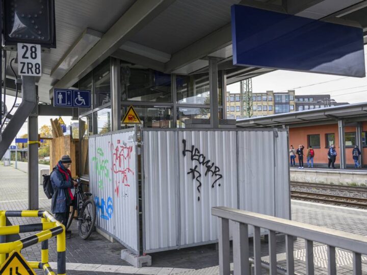 Bahn erneuert Technik: Gesperrter Aufzug am Solinger Hauptbahnhof – so lange müssen Reisende noch warten