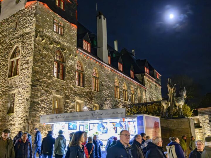 „Basar der Kunsthandwerker“ in Solingen: Schloss Burg platzt in „langer Nacht“ aus allen Nähten