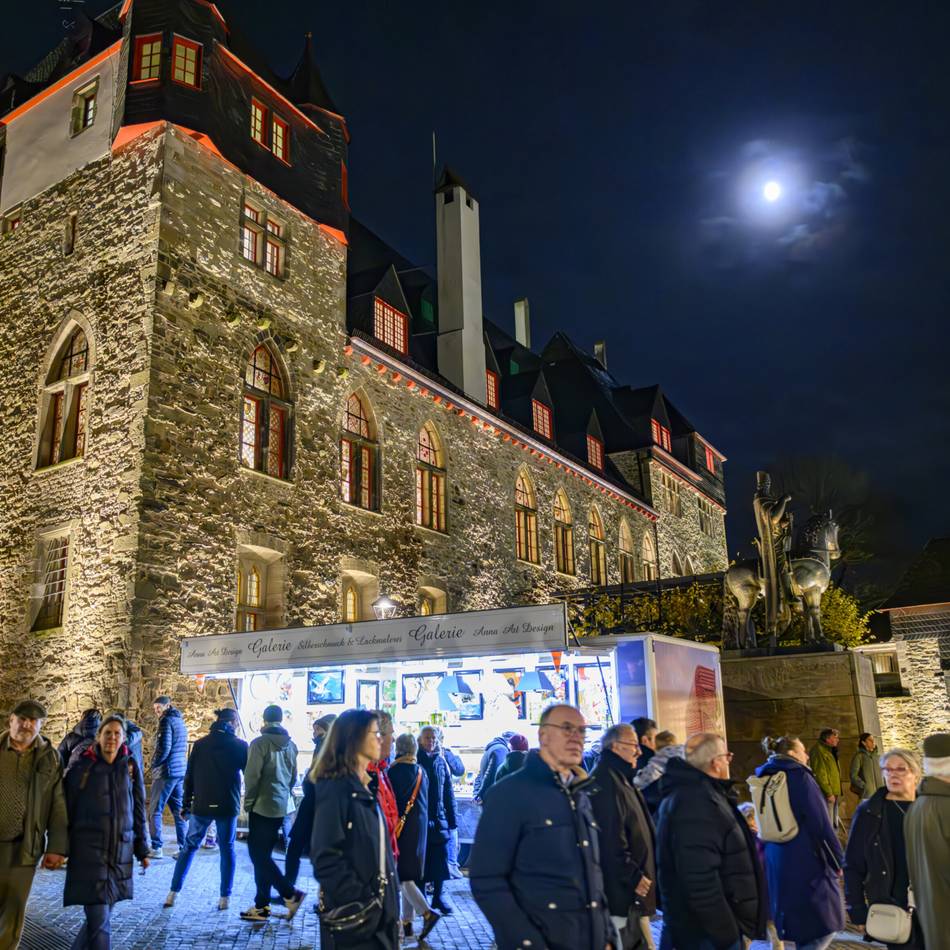 „Basar der Kunsthandwerker“ in Solingen: Schloss Burg platzt in „langer Nacht“ aus allen Nähten