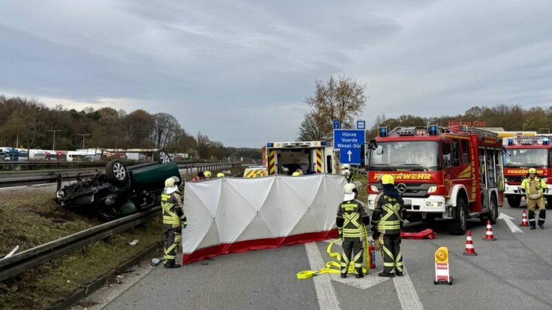 Rastplatz Hünxe Ost: Auto kommt von Fahrbahn ab und überschlägt sich