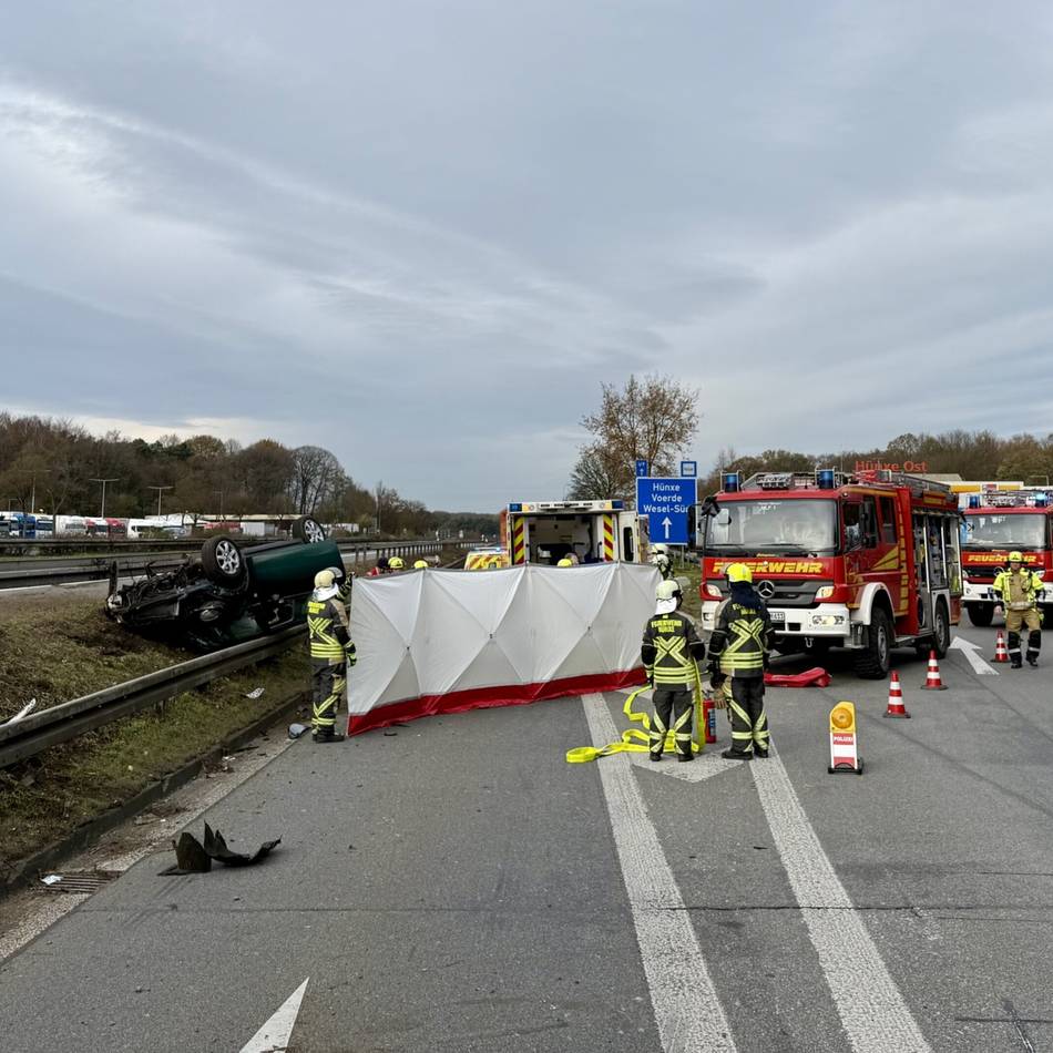 Rastplatz Hünxe Ost: Auto kommt von Fahrbahn ab und überschlägt sich