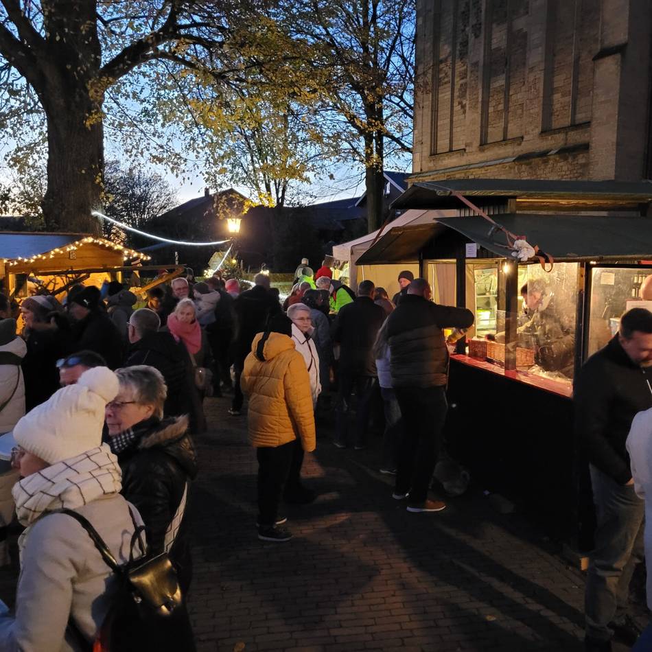 Weihnachtsmarkt in Menzelen-Ost: Kunsthandwerk rund um die Walburgis-Kirche