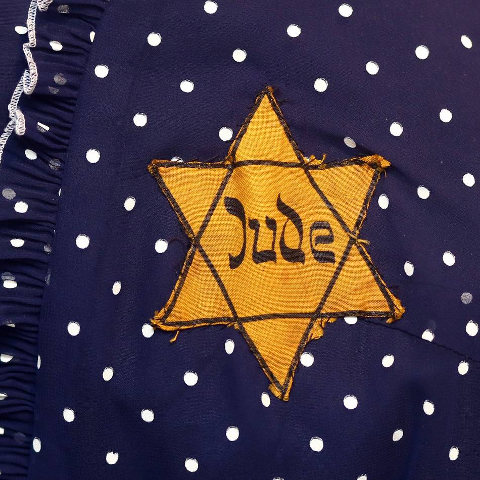 Jüdische Gemeinde Düsseldorf-Neuss entsetzt: „Pietätlos und moralisch verwerflich“ – Auktionshaus versteigert „Judensterne“ und KZ-Ausweise