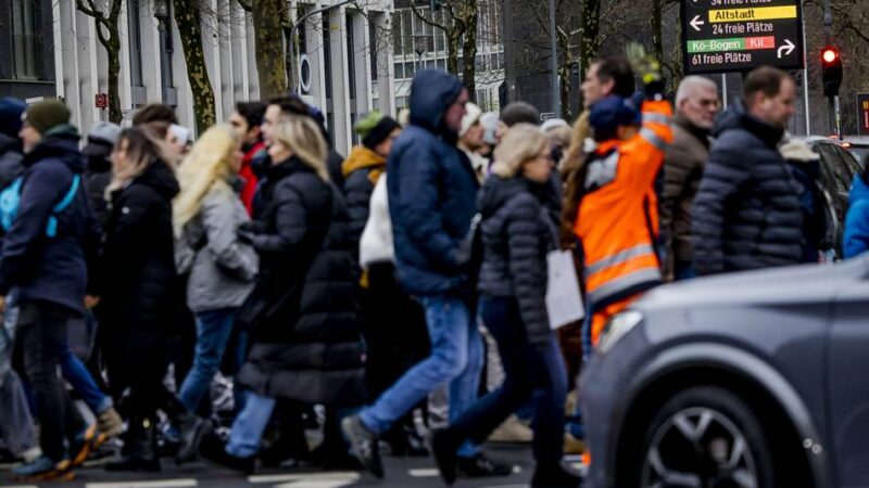 Neues Verkehrskonzept in Düsseldorf greift: Polizei befürchtet Verkehrschaos am ersten Weihnachtsmarkt-Wochenende