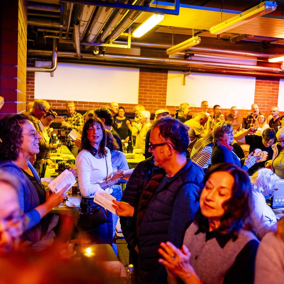 Singabend in Düsseldorf: Volles Haus bei „Komm loss mer jet senge“