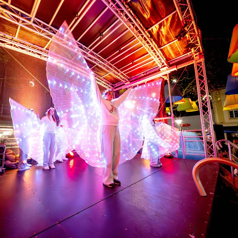 „Einkaufen bei Kerzenschein“ in Krefeld: Lichter, Musik und Weihnachtsstimmung