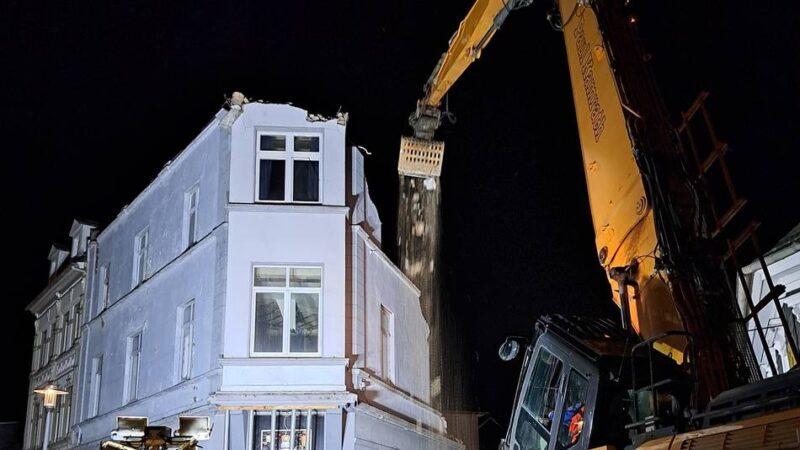 Abrissarbeiten an der Brandruine in Wermelskirchen: Mitten in der Nacht fällt der oberste Stock