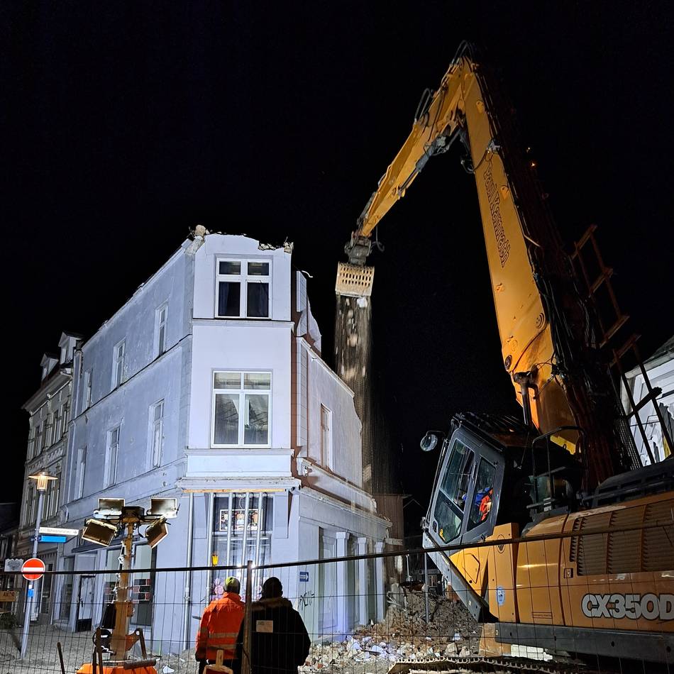 Abrissarbeiten an der Brandruine in Wermelskirchen: Mitten in der Nacht fällt der oberste Stock