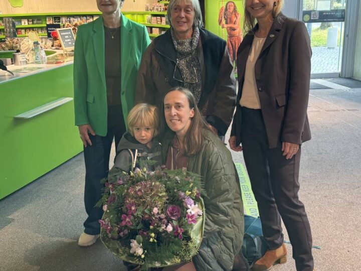 Familie Obst aus Düsseldorf bekam Blumen und ein Steinzeit-Aktionspack: Neanderthal Museum feiert die 4.444.444 Besucherin